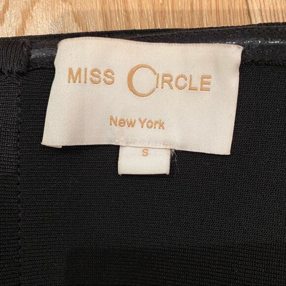 Miss Circle Crop Bandeau Top with Back Exposed Zip in Black Size S - Picture 5 of 6